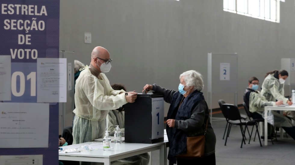 En kvinna lägger sin röst i Portugals huvudstad Lissabon.