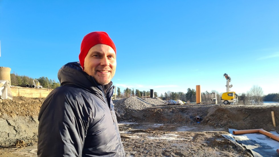Jonas Haga är arkitekten som just nu tar sig an Solbacka. På bilden står han i vad som kommer att bli en pool.