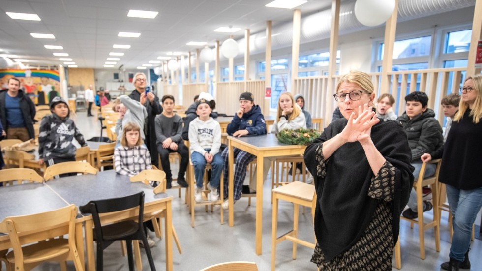 Invigningstalaren Sabine Andersson Buskas, biträdande rektor vid Södervärnskolan, tycker att lokalen fått ett lyft tack vare konstverket.  