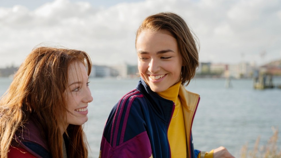 I "Så jävla easy going" har Joanna (Nikki Hanseblad) och skolkompisen Audrey (Melina Benett Paukkonen) någonting på gång. Pressbild.