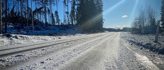 Bil hamnade på taket efter avåkning: "Fortsätt kör försiktigt, vintern är inte slut än"