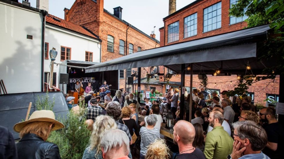 Festivalen är på restaurang Knäppingens innergård.
