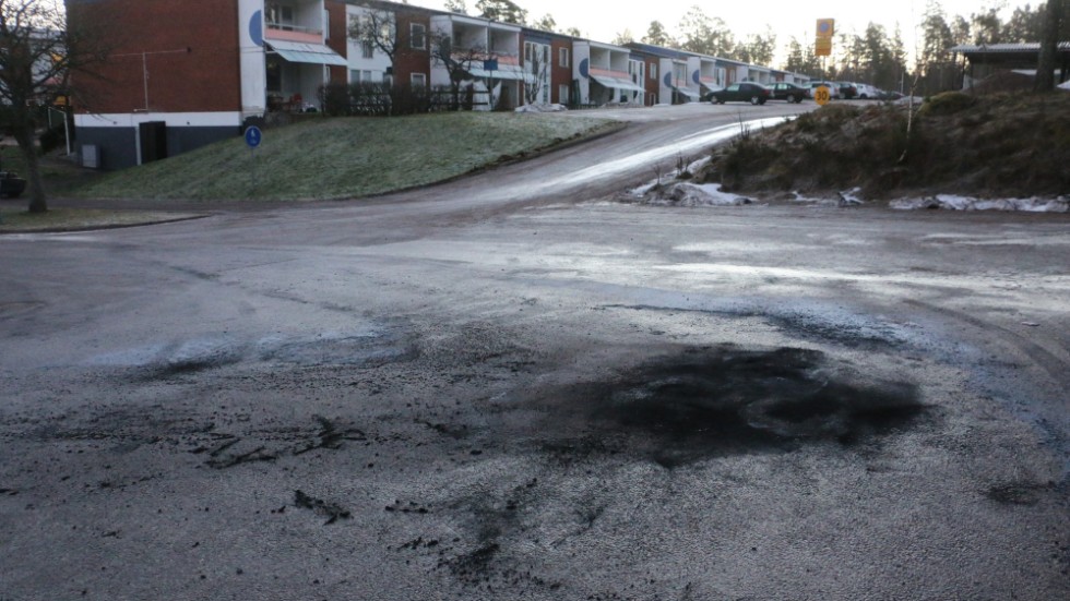 En stor svart sotig fläck, det blev kvar sedan däckresterna städats bort på vändplatsen på Granitvägen, efter nattens däckbränning.