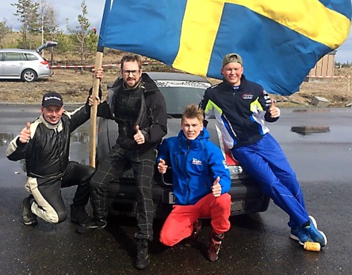 MED FLAGGAN I TOPP. Team JMS har inlett 4-timmars i Fällfors suveränt. Fr v: Mikael Jansson, Johan Riström, Jonatan och Ludvig Morin. Foto: Privat.