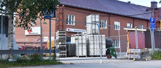 Bakom stängsel och baracker – stort tapp för Röda korset i Skellefteå