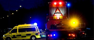 Ambulans in i mitträcket efter olycka