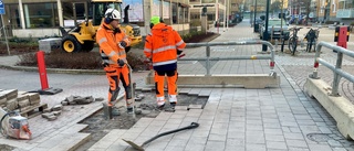 Plattorna sprack – trångt för trafikanter på Djulögatan: "Kvaliteten på plattorna var inte bra"