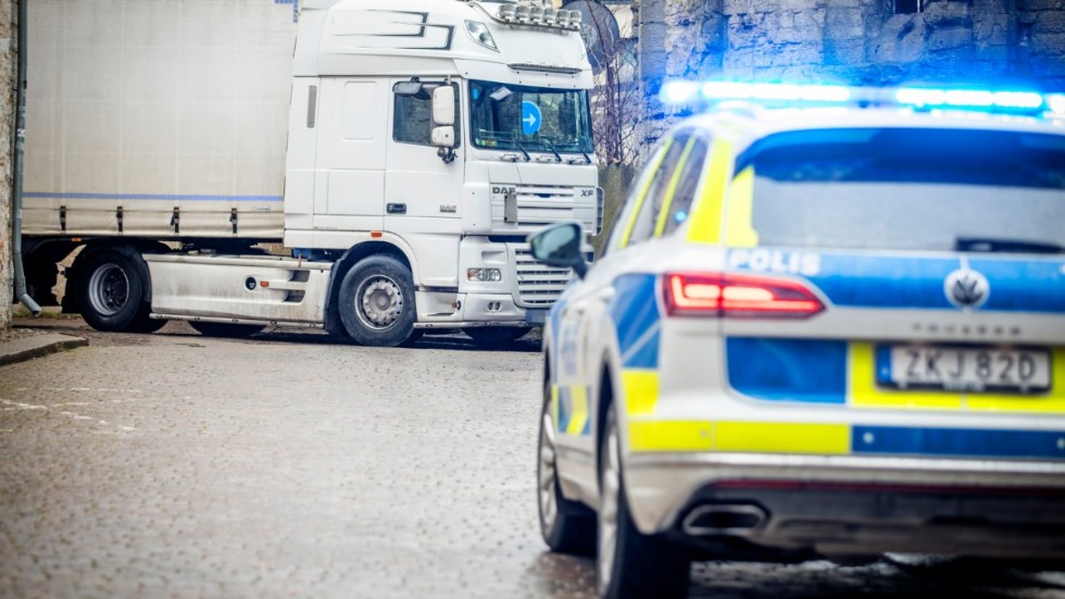 Lastbilen kilades först fast mellan S:t Lars ruin och en husvägg i Nunnegränd.