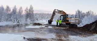 Just nu i översvämningens Kangos – vägen grävs av