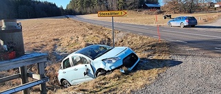 Körde av vägen – kvinna lindrigt skadad