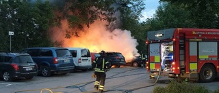 Flera bilar förstörda i anlagd brand