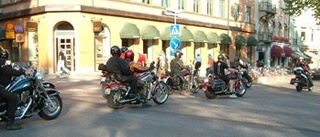 Motorcykelkortege genom Uppsala