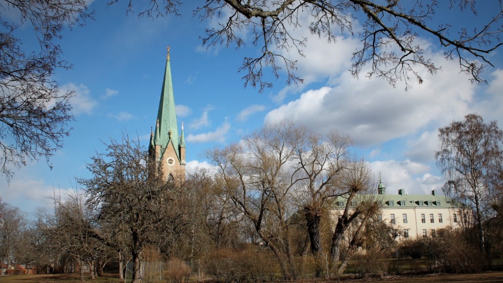 Så här har Linköpingsborna kunnat se sitt kyrktorn i 60 år. Men snart kommer det gröna koppartornet att täckas av en stor byggnadsställning.