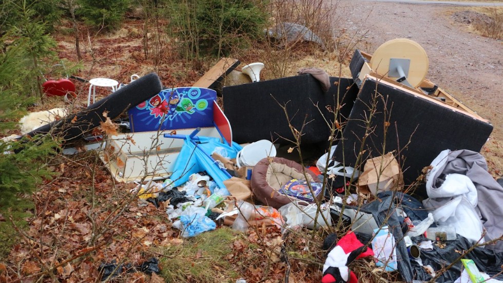 En soffa, stolar, bord, ja snart sagt ett helt bohag ligger vräkt i diket vid Kalvkätte strax utanför Hultsfred. En omfattande nedskräpning som blir ett fall för polisen.