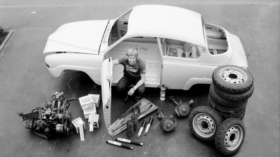 En Saab i delar. Anders Norstedt i ett UNT-reportage på 70-talet. Det är väl bara Erik "På taket" Carlsson som förknippas med Saab så som Norstedt från SMK Uppsala.