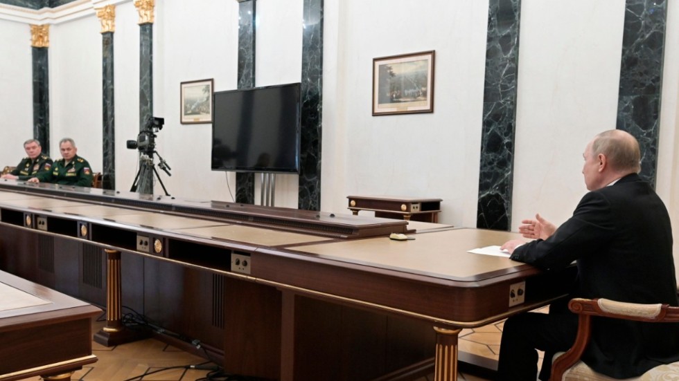 Putin i möte med försvarsminister Sergej Sjojgu och militärens generalstabschef Valerij Gerasimov. Foto från den 27 februari.