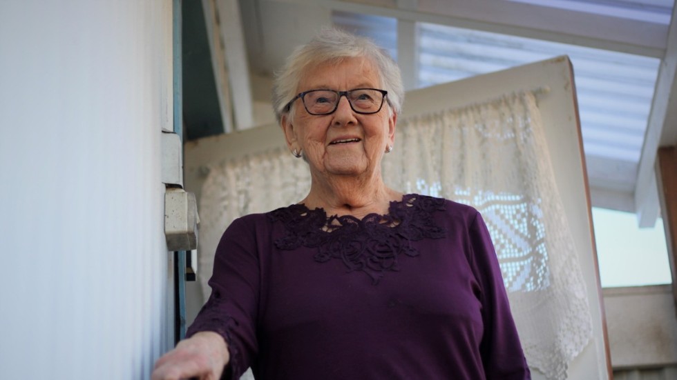 Hjördis vill att alla människor ska ha det bra. Därför hjälper hon gärna sina medmänniskor när hon får möjlighet. 