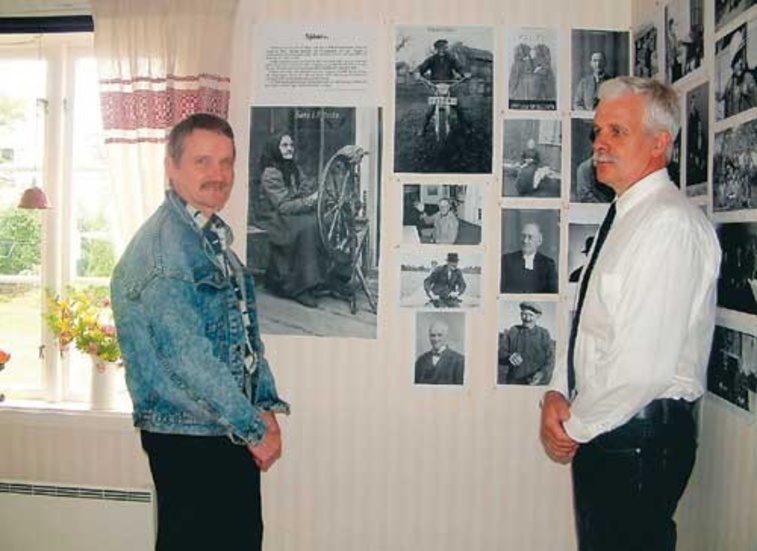 Erling Åberg och Kjell Birgersson vid fotoutställningen. Foto: Louise Tollemark