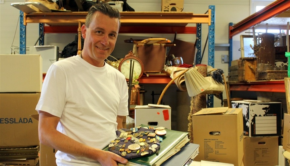 Mattias Schörling, Västerviks Auktionsbyrå, skänker Olle Blombergs samlingar från tiden som FN-soldat till Västerviks museum. Medaljer, foton och en frigolitfigur av Olle i naturlig storlek.