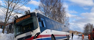 Buss körde av vägen – skolbarn fick klättra ut genom takfönstret 