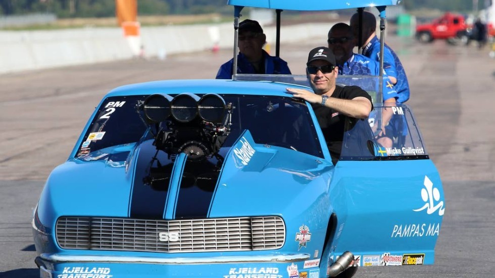 Guldbil. Tierps Michael Gullqvist vann pro modified-klassen när dragracing-Em avgjordes på Tierp arena.