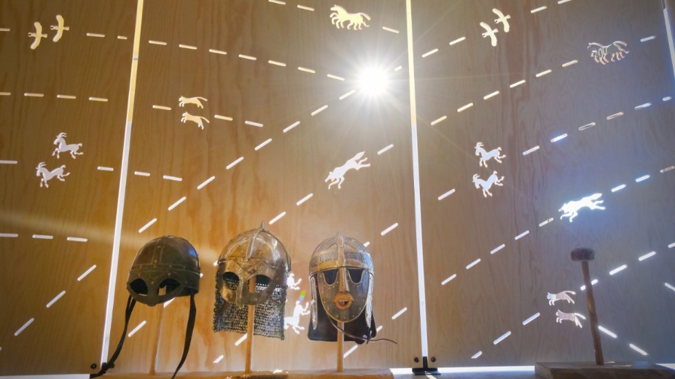 Masker och hjälmar i barnens lekhörna på Gamla Uppsala Museum där elever i Fredrika Bremerskolans klass 4 själva fick hålla i en dag för besökare.