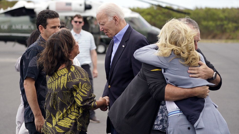 USA:s president Joe Biden och hans fru Jill Biden anlände på måndagen till den brandhärjade ön Maui i delstaten Hawaii. De möttes på flygplatsen av Hawaiis guvernör Josh Green och hans fru Jaime Green.