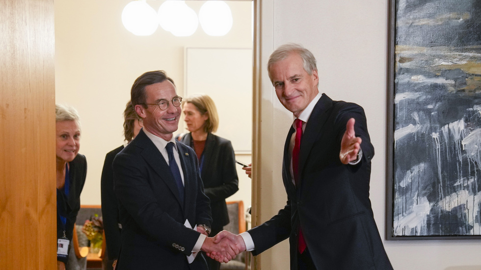 Norges statsminister Jonas Gahr Støre välkomnar Sveriges dito Ulf Kristersson till ett bilateralt möte i stortinget i Oslo på onsdagen.
