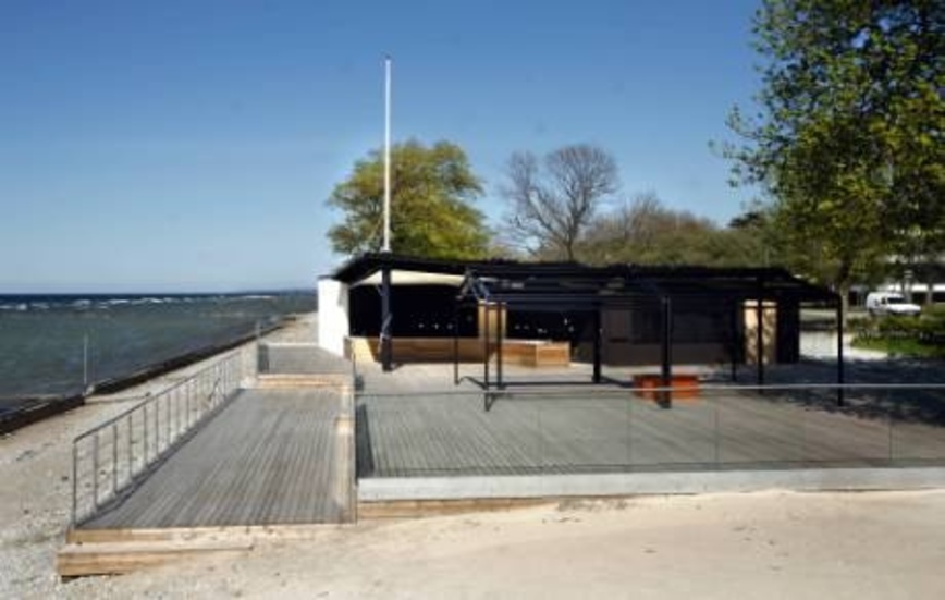 Delar av trädäcket på strandrestaurangen på Norderstrand måste rivas.foto. tommy söderlund/arkiv