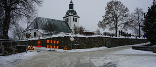 Bilist körde in i kyrkans trappa – vägen stängs av i flera veckor