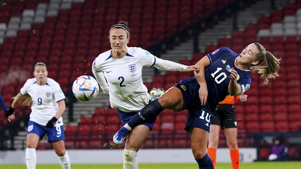 Englands Lucy Bronze och Skottlands Kirsty Hanson i Nations League-avgörandet.