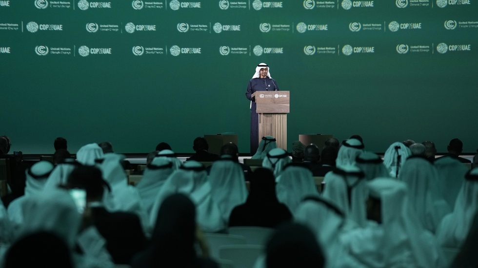 Sheikh Mohammed bin Zayed Al Nahyan, president i Förenade arabemiraten, talar på öppningsceremoin under fredagen på FN:s klimatmöte COP28.
