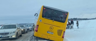 Kökaos under julmarknad – buss körde i diket