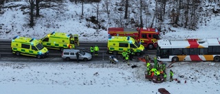 Buss i kollision med bil – bilföraren allvarligt skadad