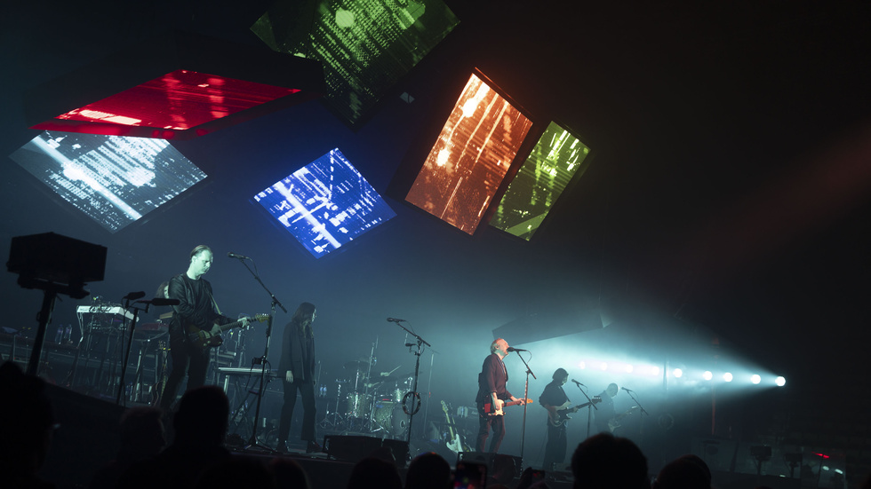 Det blev ingen grå tillställning i Coop Norrbotten Arena när Lars Winnerbäck kom på besök. Recensenten imponerades av en nytänd artist.