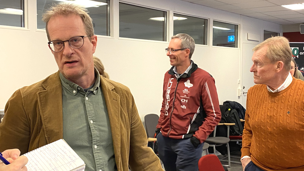 Mats Annerfeldt (S) är kommunstyrelsens ordförande (till vänster i bild). Finspångsbon Bengt Folkestad uppmanar honom och samhällsplaneringschefen Magnus Pirholt att fundera på ett annat sätt när det gäller "parkeringsstrategin" i kommunen. 