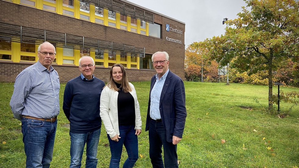 Klas Lundbergh (L), Göran Bernhardsson (KD), Dagmara Mandrela (SD) och Dag Bergentoft (M) är överens om en budget med underskott – trots besparingar. Inflation, räntor och högre energikostnader tynger.
