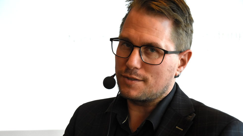 Peter Moilanen, chef för Narkotikapolitiskt Center i Sverige, visade bilder på dagens reklam från cannabisindustrin med liknande budskap som tobaksindustrin på sin tid använde sig av för att få folk att börja röka.