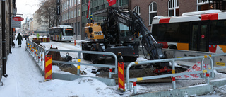 Vattenläcka orsakar trafikproblem i centrum: "Ta gärna en omväg"