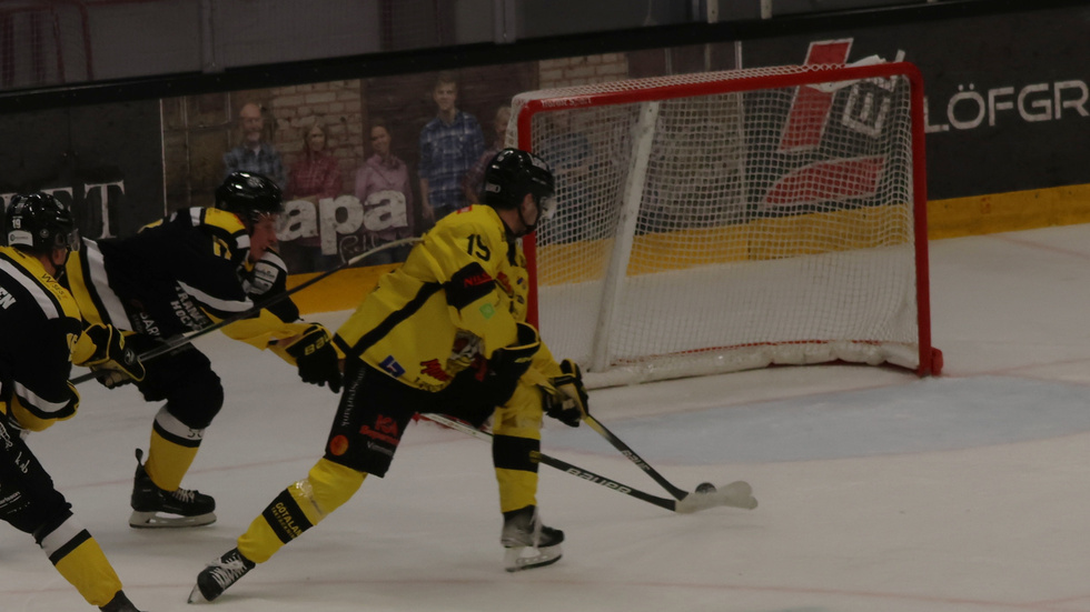 Anton Carlsson gjorde 3-1 i tom bur för VH.