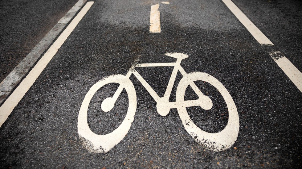 Någon ska ha spänt upp en fiskelina över en cykelbana i Motala.