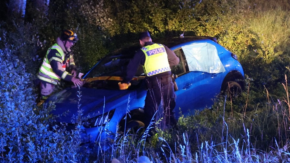 Personbil i diket efter fyllekörning i Knutby.
