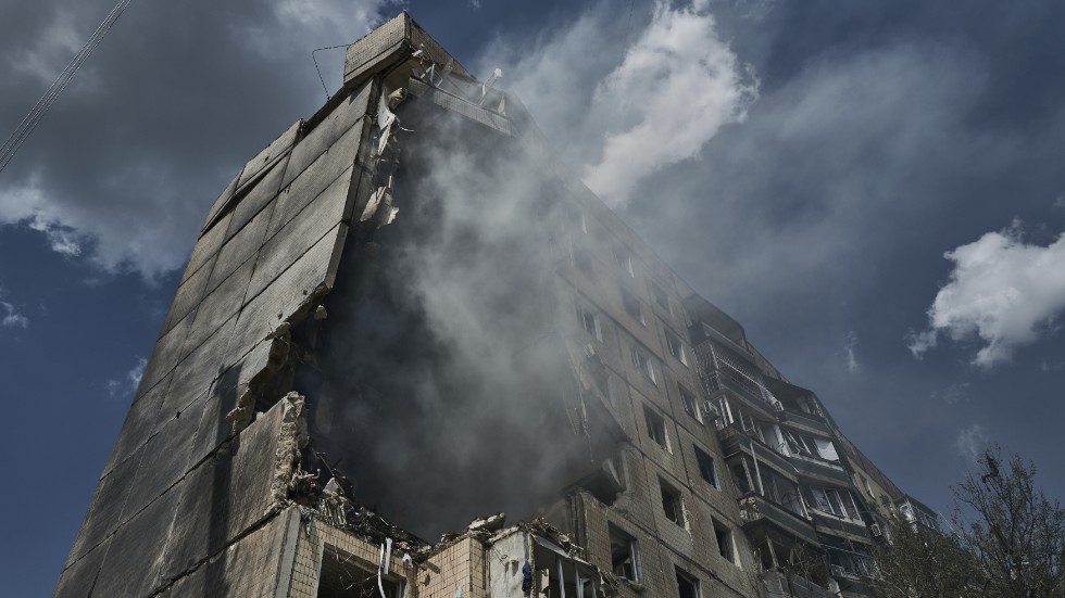 I Ukraina bombas fortfarande bostadsområden, men Svenska Freds vill inte att Sverige ska skicka vapen så att Ukraina kan försvara sig.