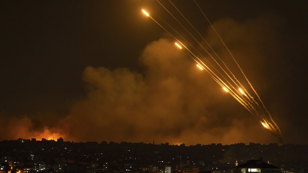 Raketer avfyras mot Gaza från Israel.