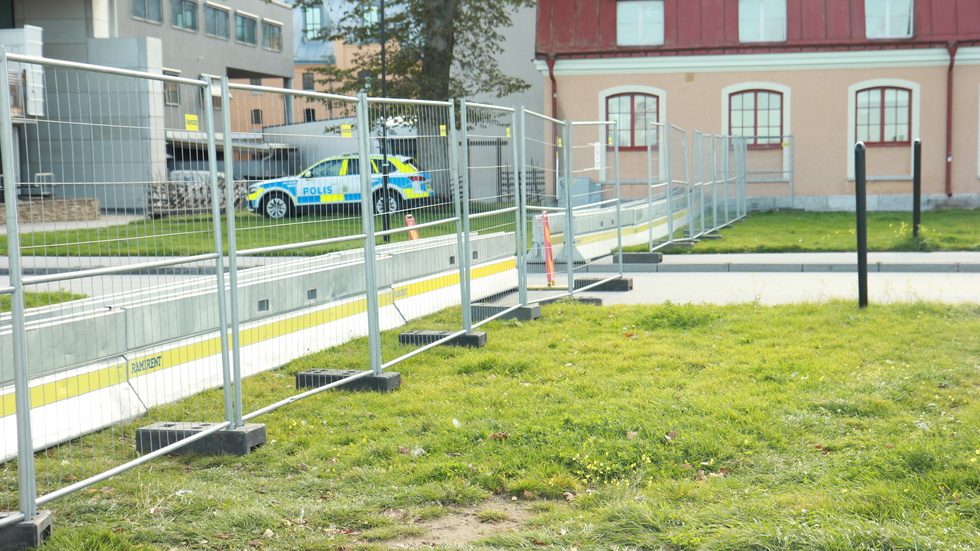 Från Kallis sträcker sig avspärrningen över Strandvägen och strandpromenaden.