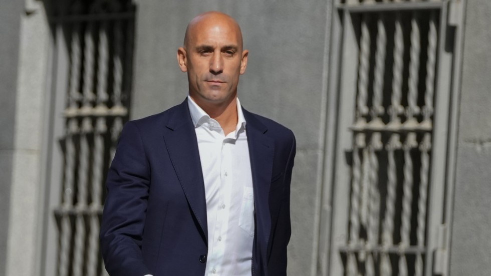 Luis Rubiales på väg in i rättssalen.