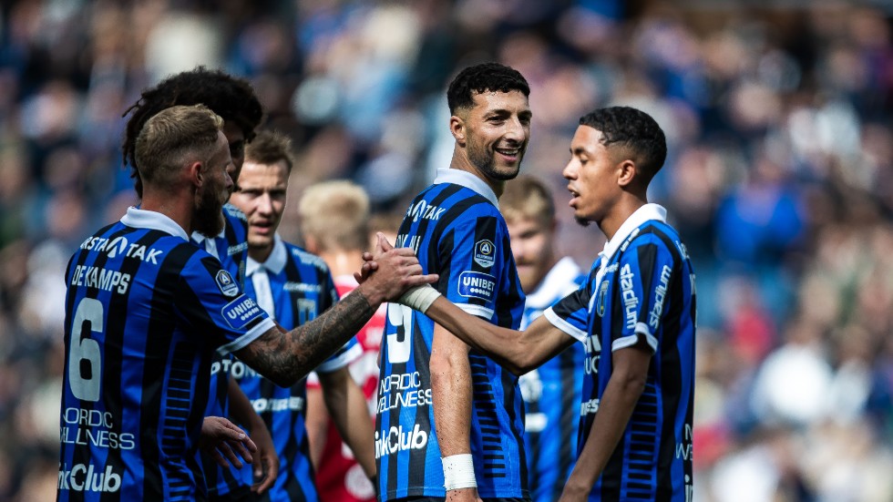 Sirius Wessam Abou Ali jublar med lagkamrater under fotbollsmatchen i Allsvenskan mellan Sirius och Kalmar.