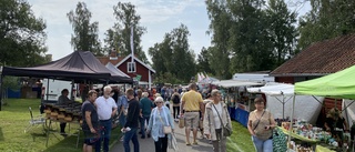 Marknaden vid ån lockade tusentals på lördagen