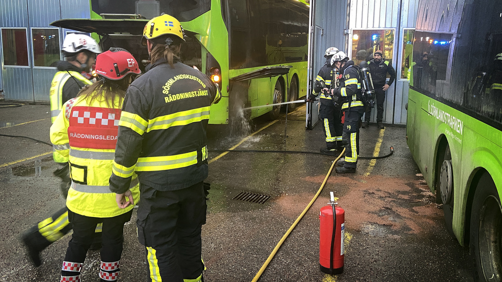 Räddningstjänsten arbetar med att släcka branden.