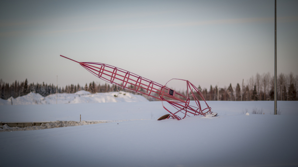 Så här såg den trasiga raketen i Biltemarondellen ut när den blev påkörd i december förra året. 